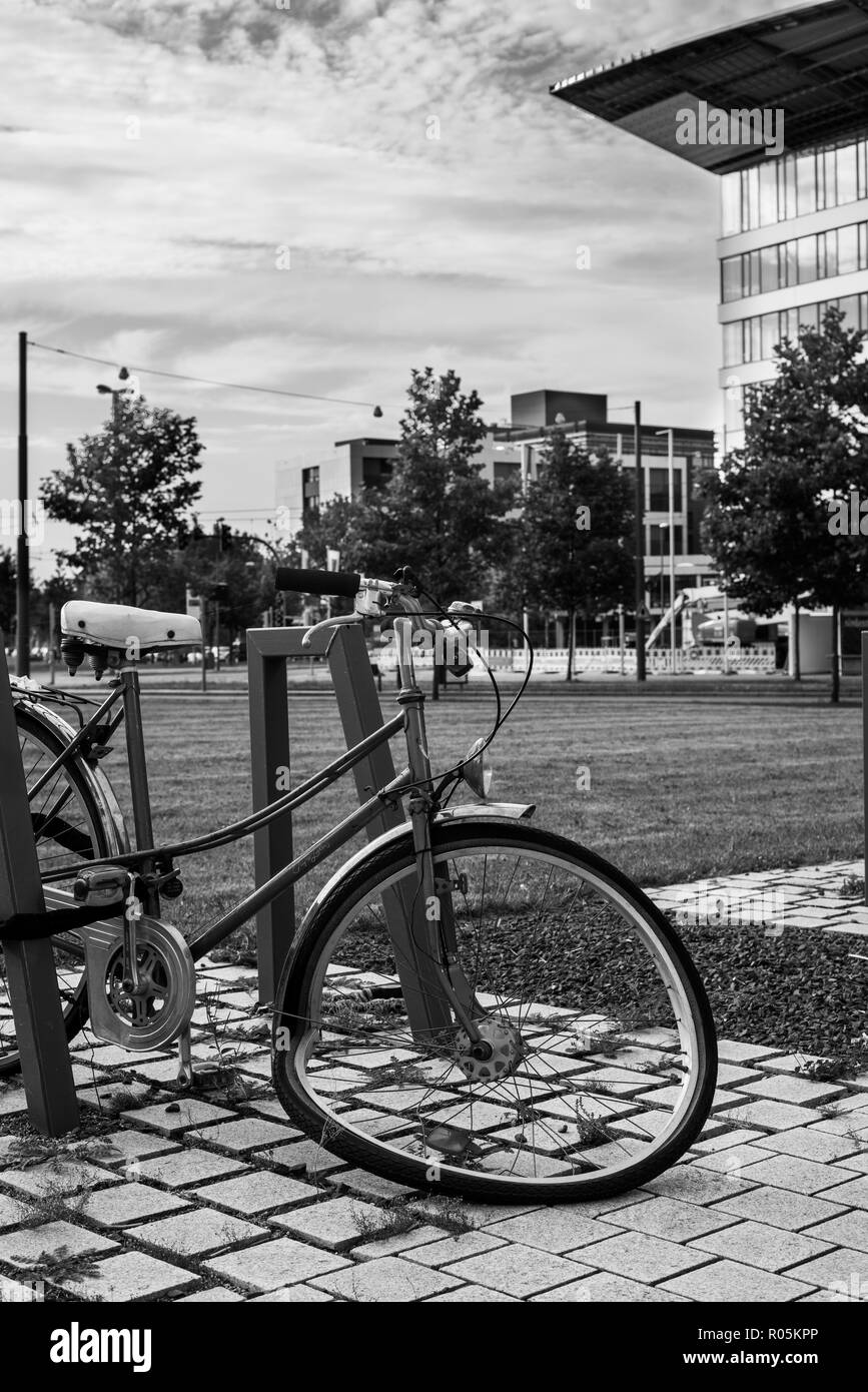 Vieux vélo, laissé derrière Banque D'Images