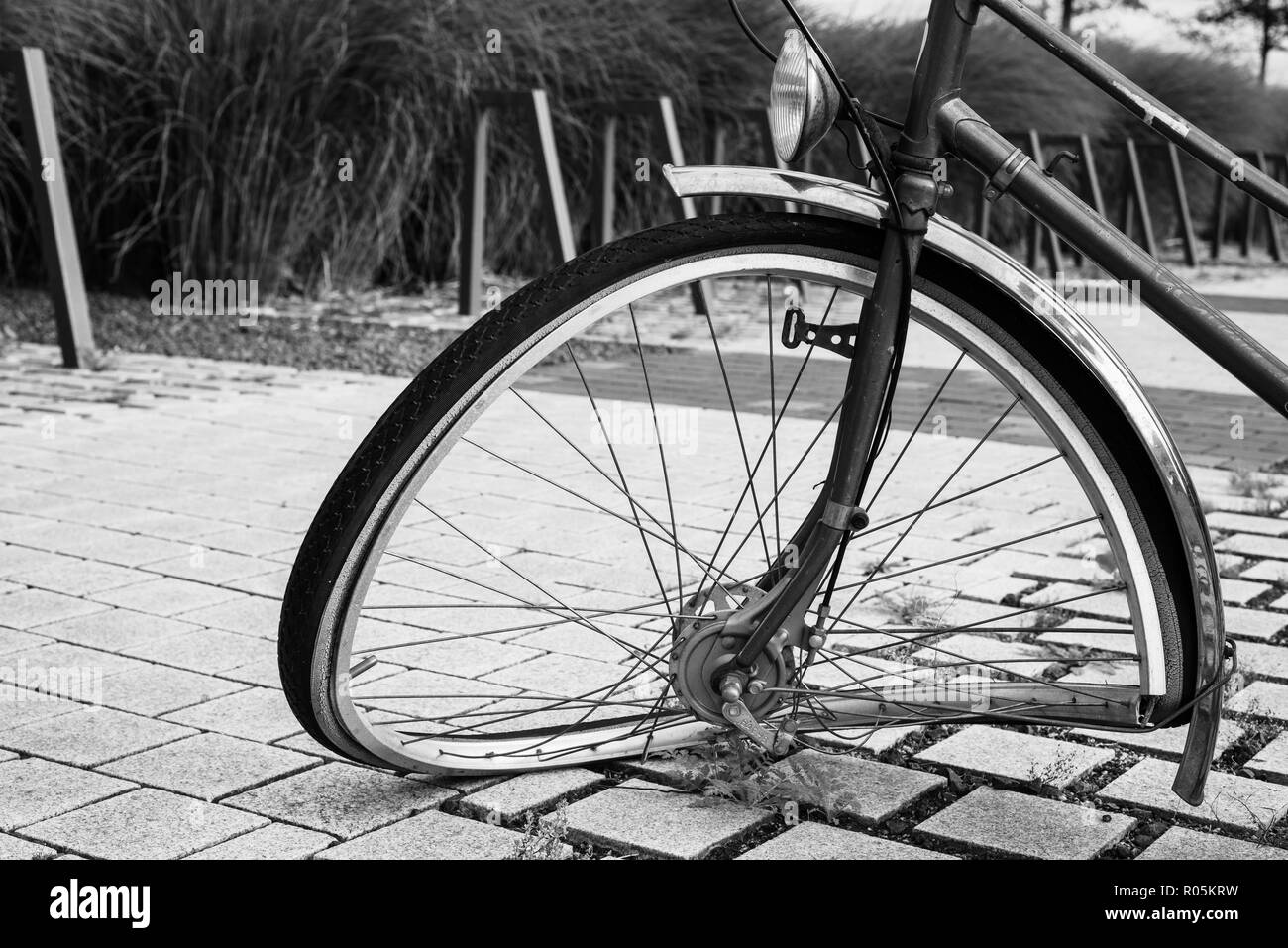 Vieux vélo, laissé derrière Banque D'Images