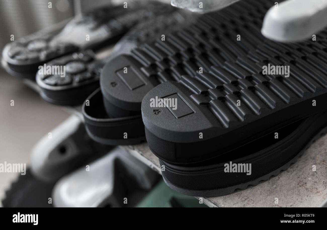 Le convoyeur sur une usine de chaussures et de chaussures à semelle. La production de masse de chaussures. Banque D'Images