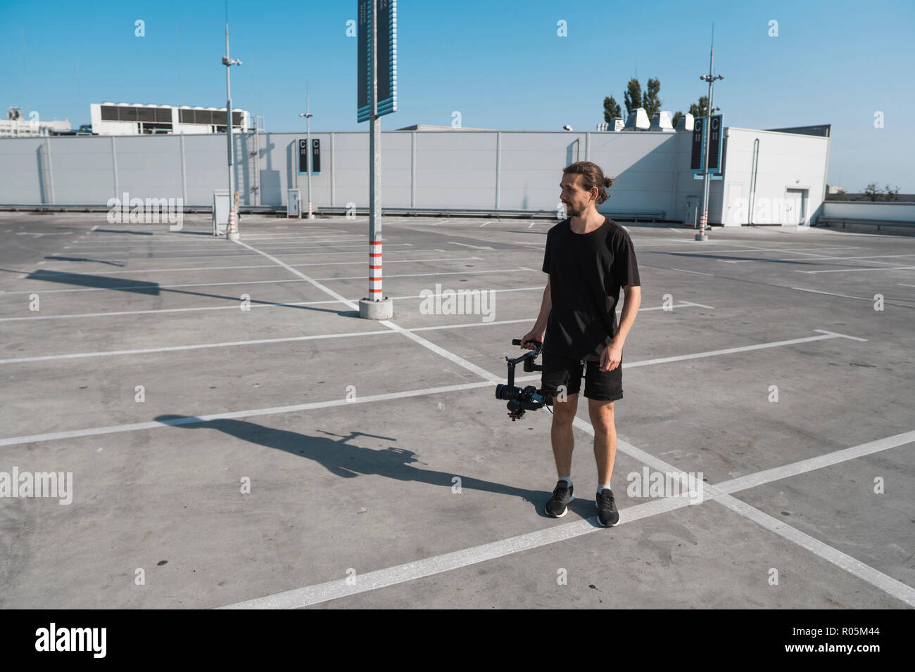 Vidéographe professionnel holding camera sur tourelle 3 axes. À l'aide d'un vidéographe Steadicam. Matériel Pro aide à faire des vidéos de haute qualité sans agitation. Banque D'Images