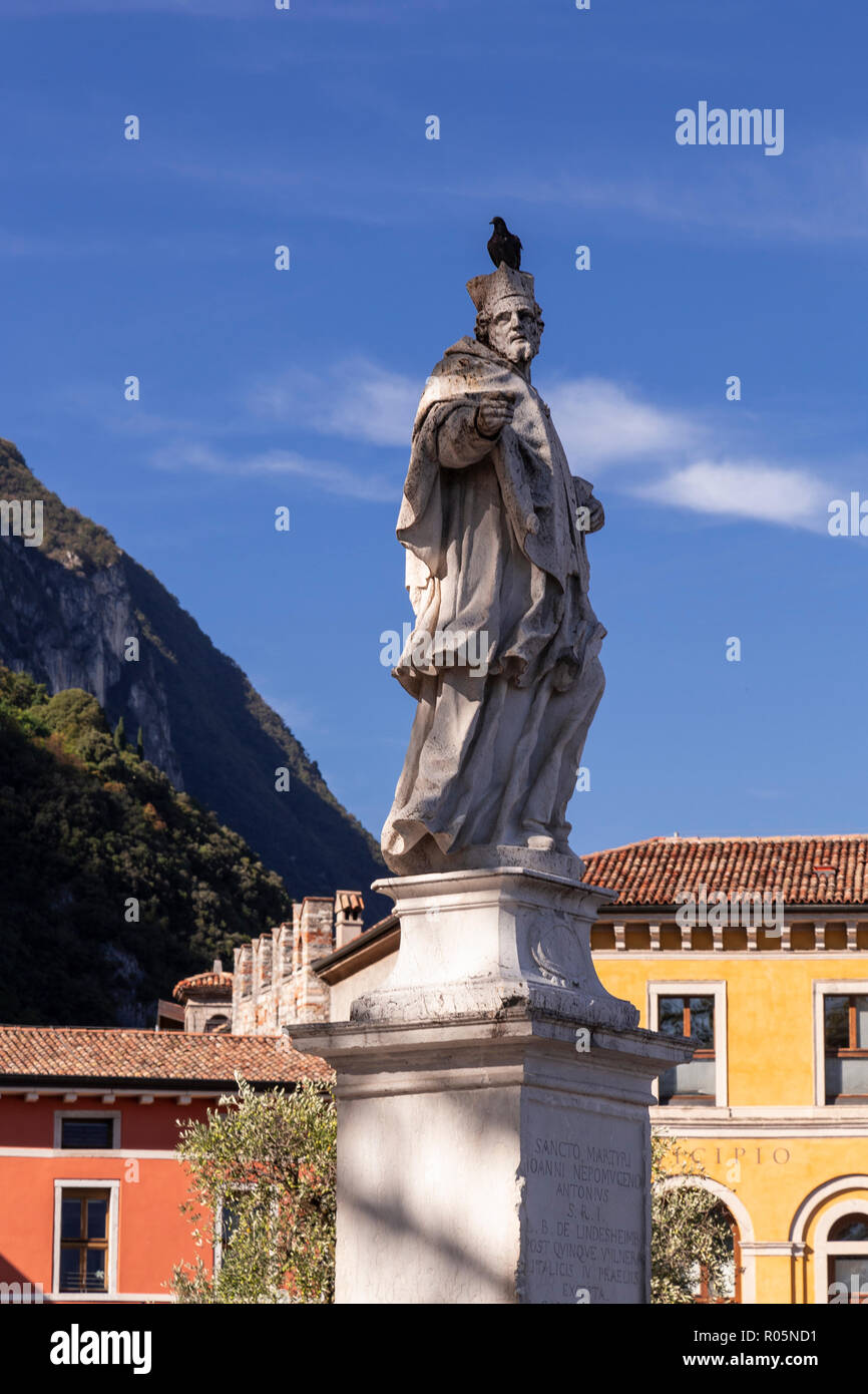 Statue et d'oiseau à Riva del Garda sur le lac de Garde en Italie du nord Banque D'Images