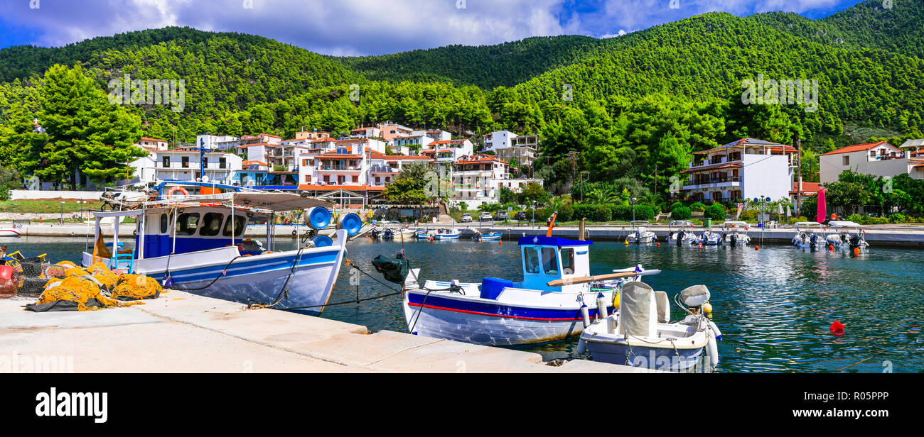 Belle Neo Klima,village avec vue sur les bateaux de pêche traditionnels, maisons et montagnes,Skopelos, Grèce. Banque D'Images