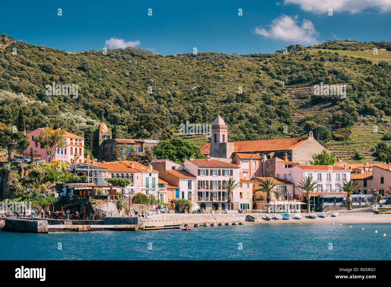 Collioure, France. Collioure vallonné Cityscape In Sunny Spring Day. Banque D'Images