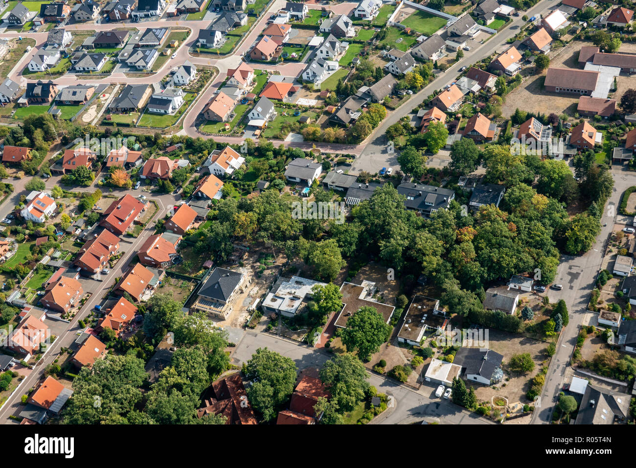 Photographie aérienne d'une banlieue allemande avec des maisons individuelles et un centre commercial Banque D'Images