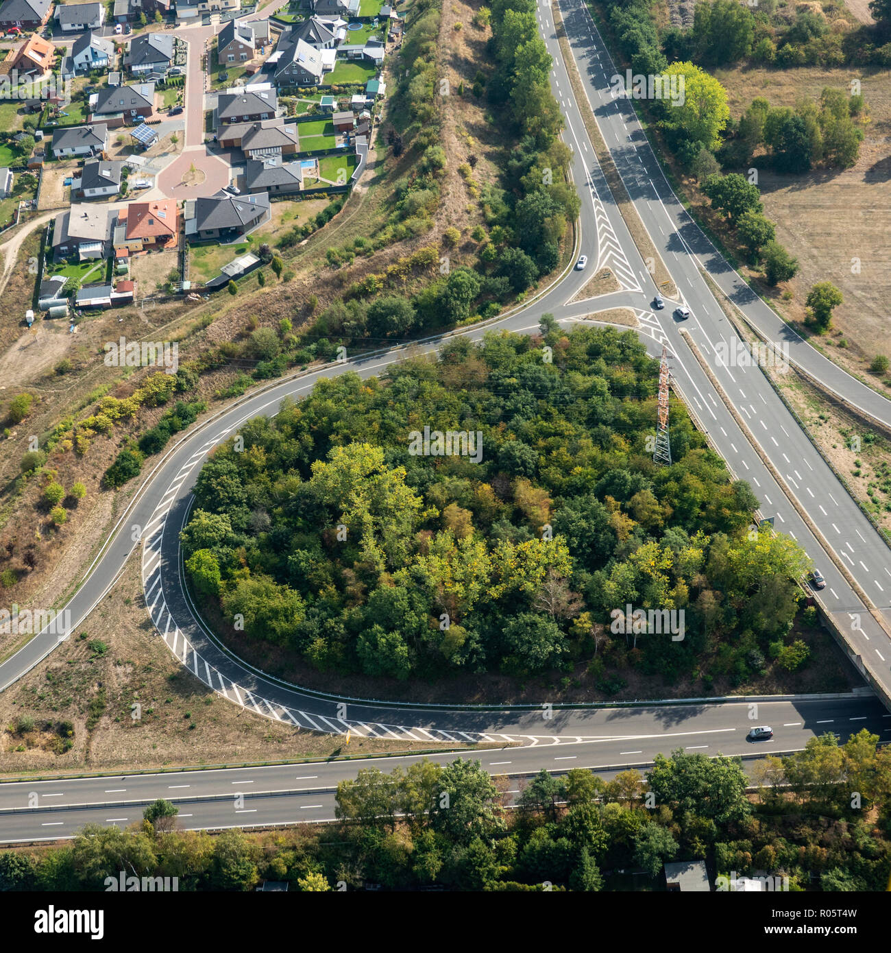 Vue aérienne de la route d'accès et d'un croisement avec l'autoroute fédérale d'une route de campagne en Allemagne. Banque D'Images