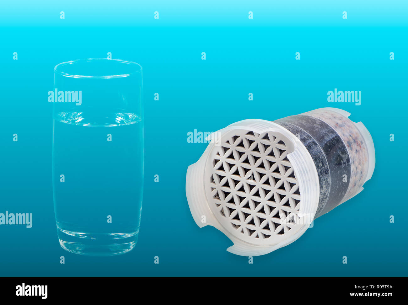 Filtre de purification de l'eau avec le charbon actif et un verre d'eau potable fraîche et propre Banque D'Images