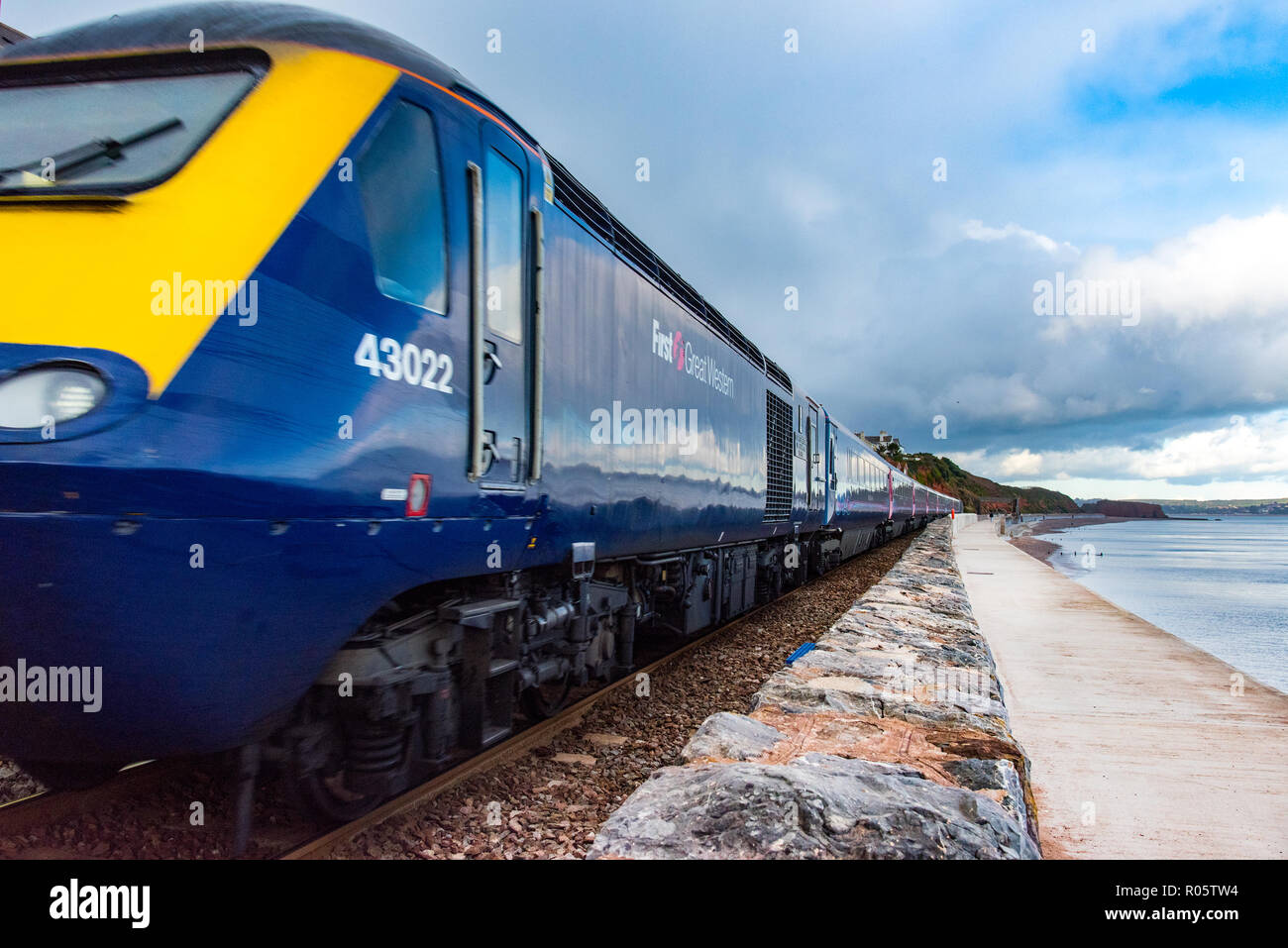 Exmouth, Devon, UK - 26 OCT 2018 : classe GWR 43 43022 Train à grande vitesse vers le sud le long de la mer au mur de Dawlish. Banque D'Images