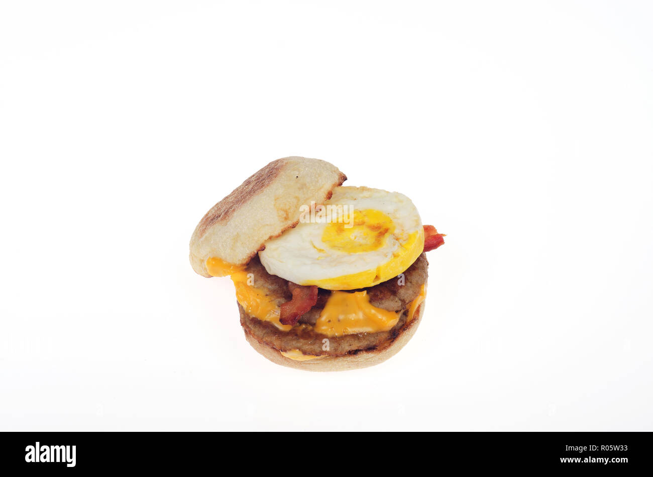 Pile de McDonald's sandwich Œuf McMuffin breakfast 2 galettes saucisses, 2 tranches de bacon, 2 tranches de fromage américain sur muffin anglais. Le 1 novembre, 2018 Banque D'Images
