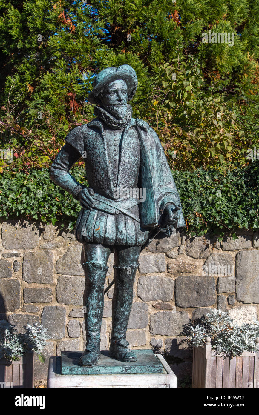 EAST BUDLEIGH, Devon, UK, 30 OCT 2018 : Statue de Sir Walter Raleigh qui est né à proximité de Hayes Barton. Banque D'Images