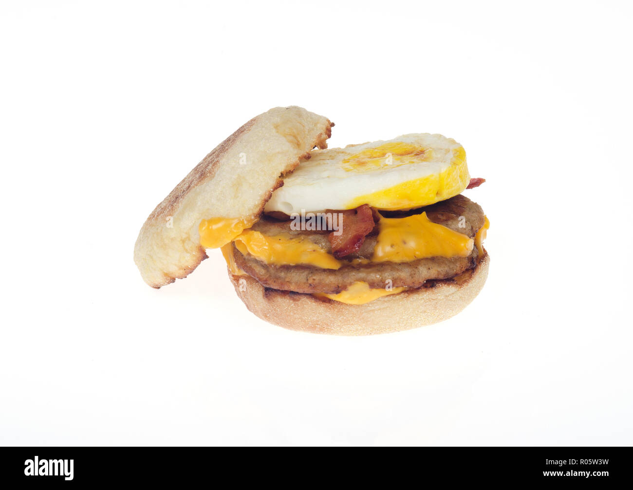 Pile de McDonald's sandwich Œuf McMuffin breakfast 2 galettes saucisses, 2 tranches de bacon, 2 tranches de fromage américain sur muffin anglais. Le 1 novembre, 2018 Banque D'Images