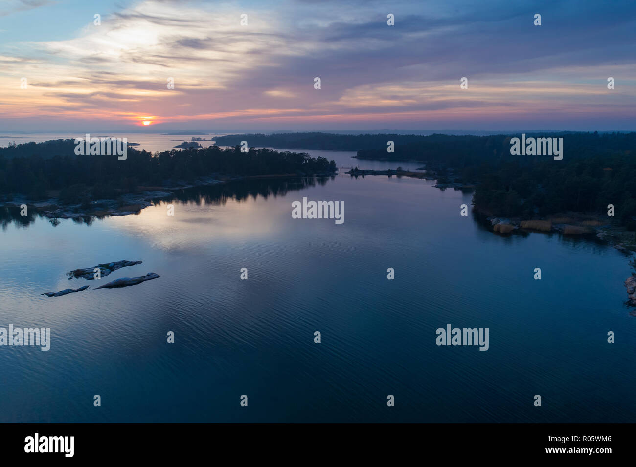 Magnifique coucher de soleil dans la réserve naturelle de Stendorren, Nykoping, Suède, Scandinavie. Belle nature et paysage sur soirée d'automne. Photo prise à l'extérieur de Nice avec drone Banque D'Images