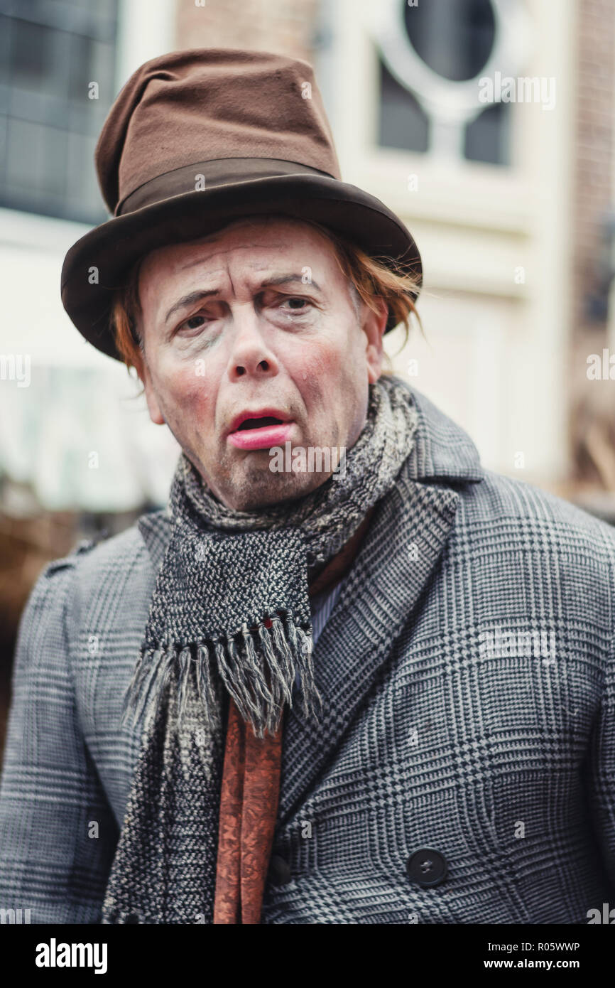Deventer, Pays-Bas, le 21 décembre 2014 : simple âme l'un des personnages  de la célèbre livres de Dickens au cours de la Dickens Festival Photo Stock  - Alamy