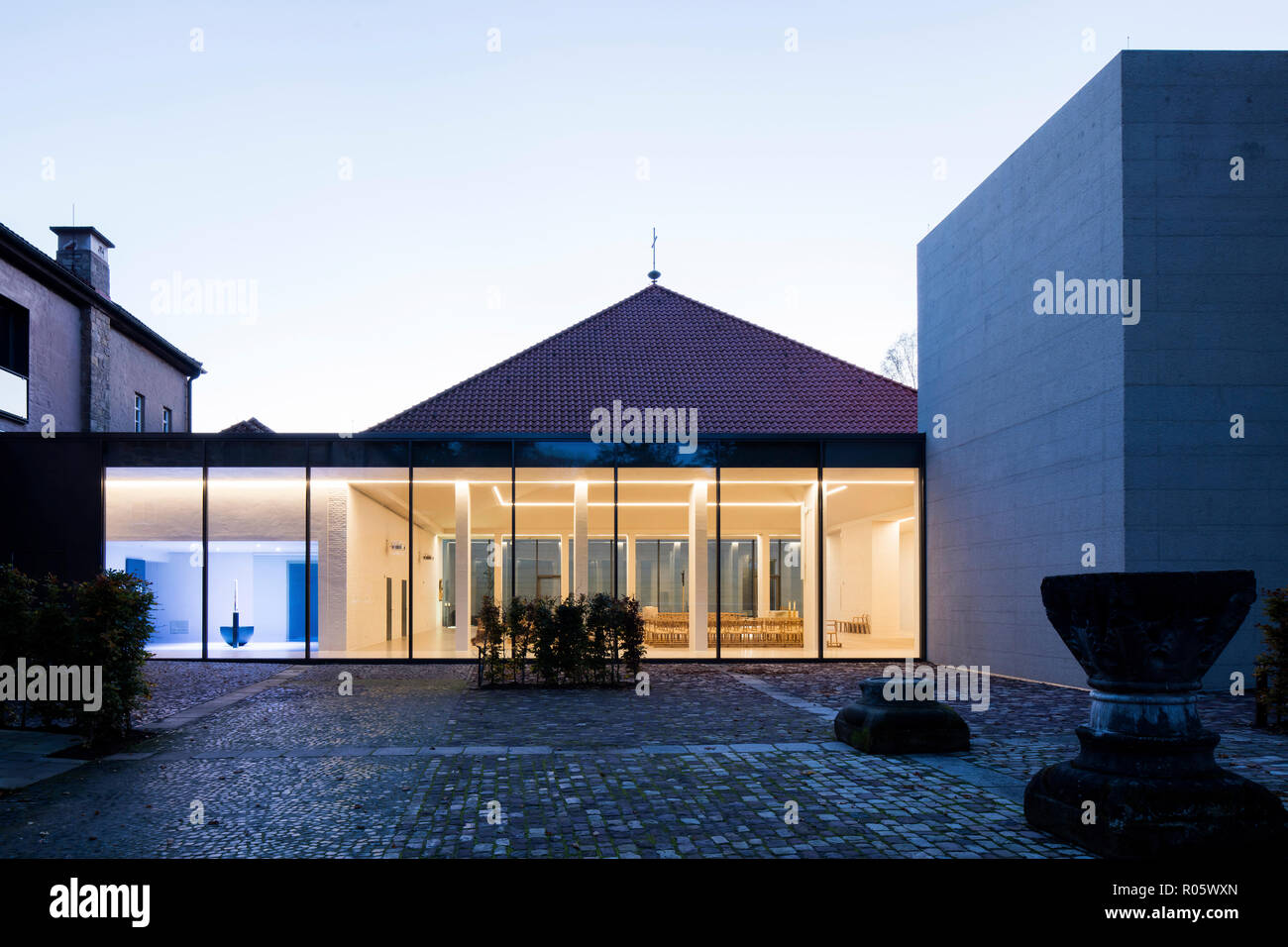 Vue du jardin vers l'intérieur de l'église monastère. - Jugendkirche Hardehausen Hardehausen Église, Hardehausen, Allemagne. Architecte : schilling Architekt Banque D'Images