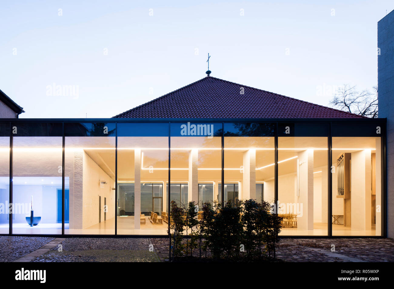 Vue du jardin vers l'intérieur de l'église monastère. - Jugendkirche Hardehausen Hardehausen Église, Hardehausen, Allemagne. Architecte : schilling Architekt Banque D'Images