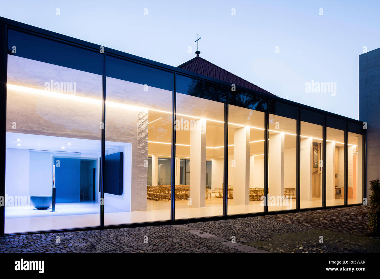 Vue du jardin vers l'intérieur de l'église monastère et surround gallery. - Jugendkirche Hardehausen Hardehausen Église, Hardehausen, Allemagne. Architecte Banque D'Images