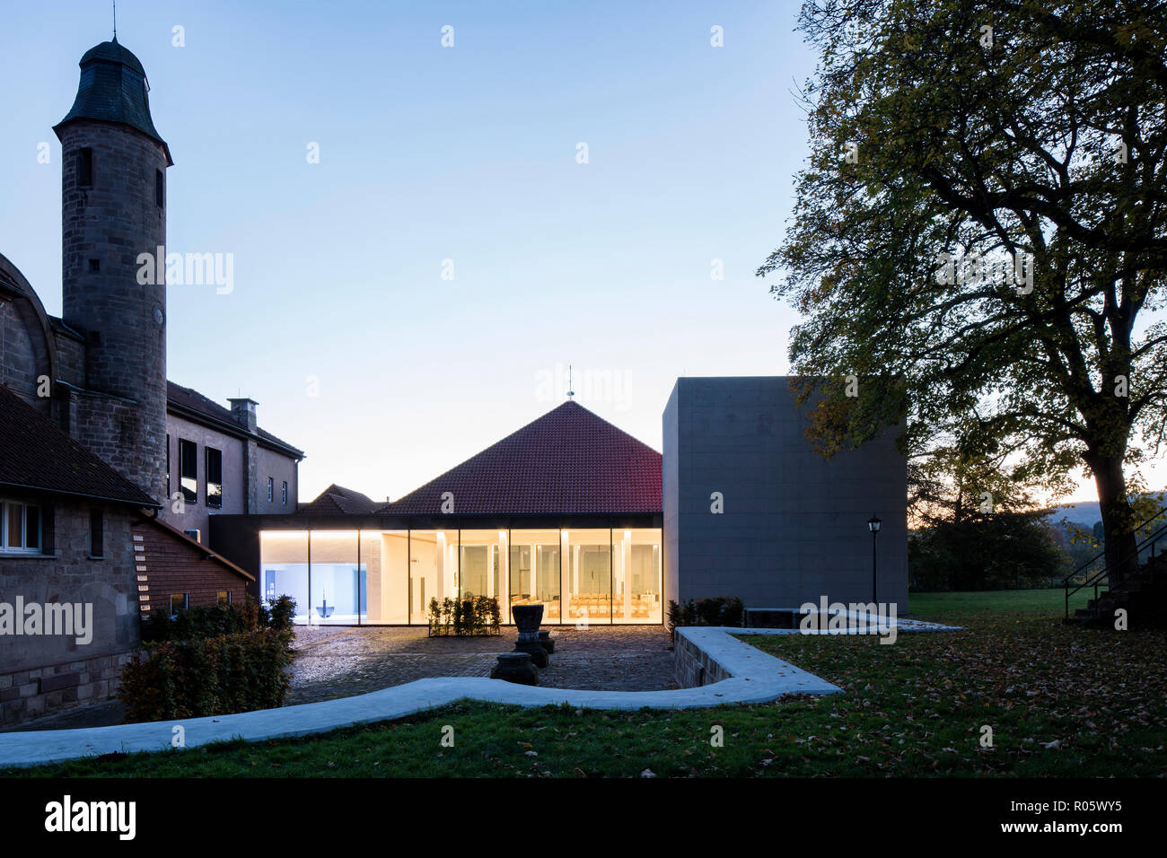 Vue du jardin vers l'intérieur de l'église monastère. - Jugendkirche Hardehausen Hardehausen Église, Hardehausen, Allemagne. Architecte : schilling Architekt Banque D'Images