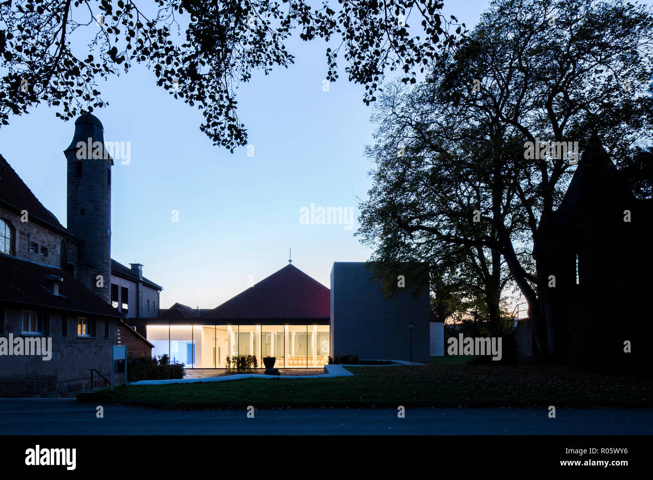 La tombée de la vue depuis le jardin intérieur de l'église monastère vers. - Jugendkirche Hardehausen Hardehausen Église, Hardehausen, Allemagne. Architecte : schilling Arch Banque D'Images