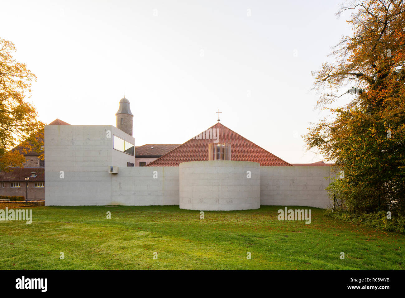 Mur avec chapelle du Sacrement circulaire. - Jugendkirche Hardehausen Hardehausen Église, Hardehausen, Allemagne. Architecte : schilling Architekten Banque D'Images