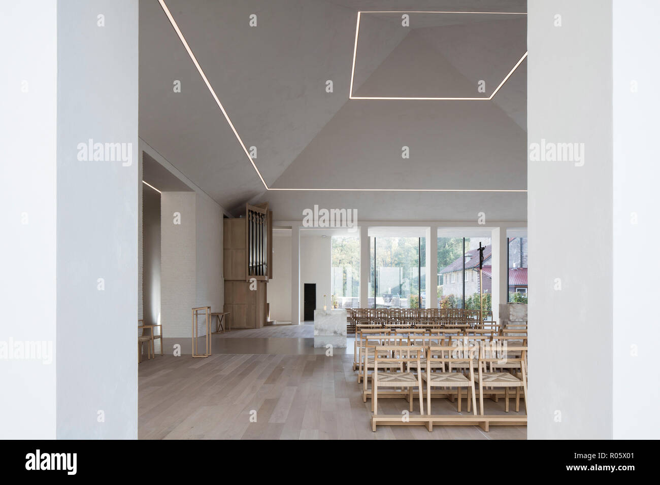 Nef moderne avec autel, coin et orgue. - Jugendkirche Hardehausen Hardehausen Église, Hardehausen, Allemagne. Architecte : schilling Architekten, 2017 Banque D'Images