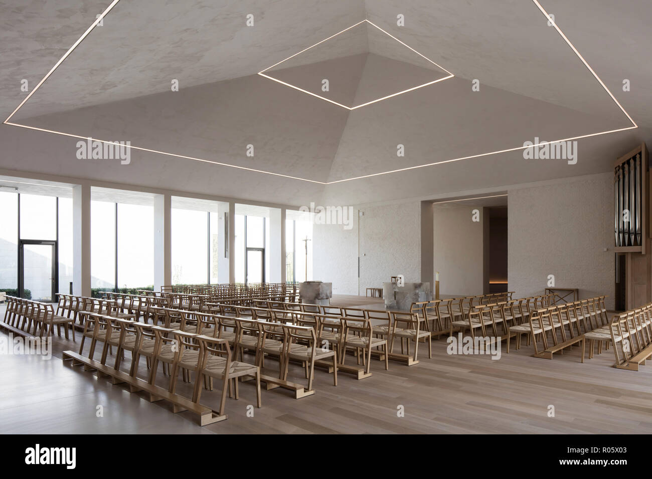 Nef moderne avec autel et coin. - Jugendkirche Hardehausen Hardehausen Église, Hardehausen, Allemagne. Architecte : schilling Architekten, 2017. Banque D'Images