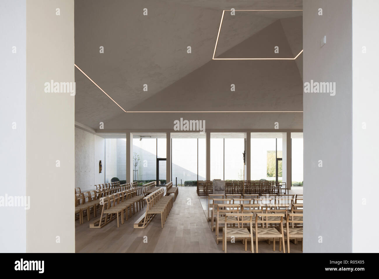 Nef moderne avec autel et coin. - Jugendkirche Hardehausen Hardehausen Église, Hardehausen, Allemagne. Architecte : schilling Architekten, 2017. Banque D'Images