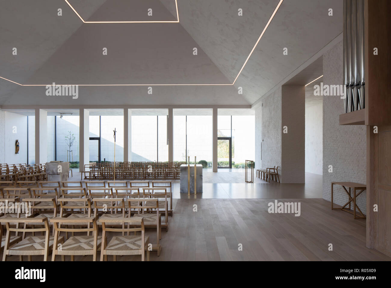 Nef moderne avec autel et coin. - Jugendkirche Hardehausen Hardehausen Église, Hardehausen, Allemagne. Architecte : schilling Architekten, 2017. Banque D'Images
