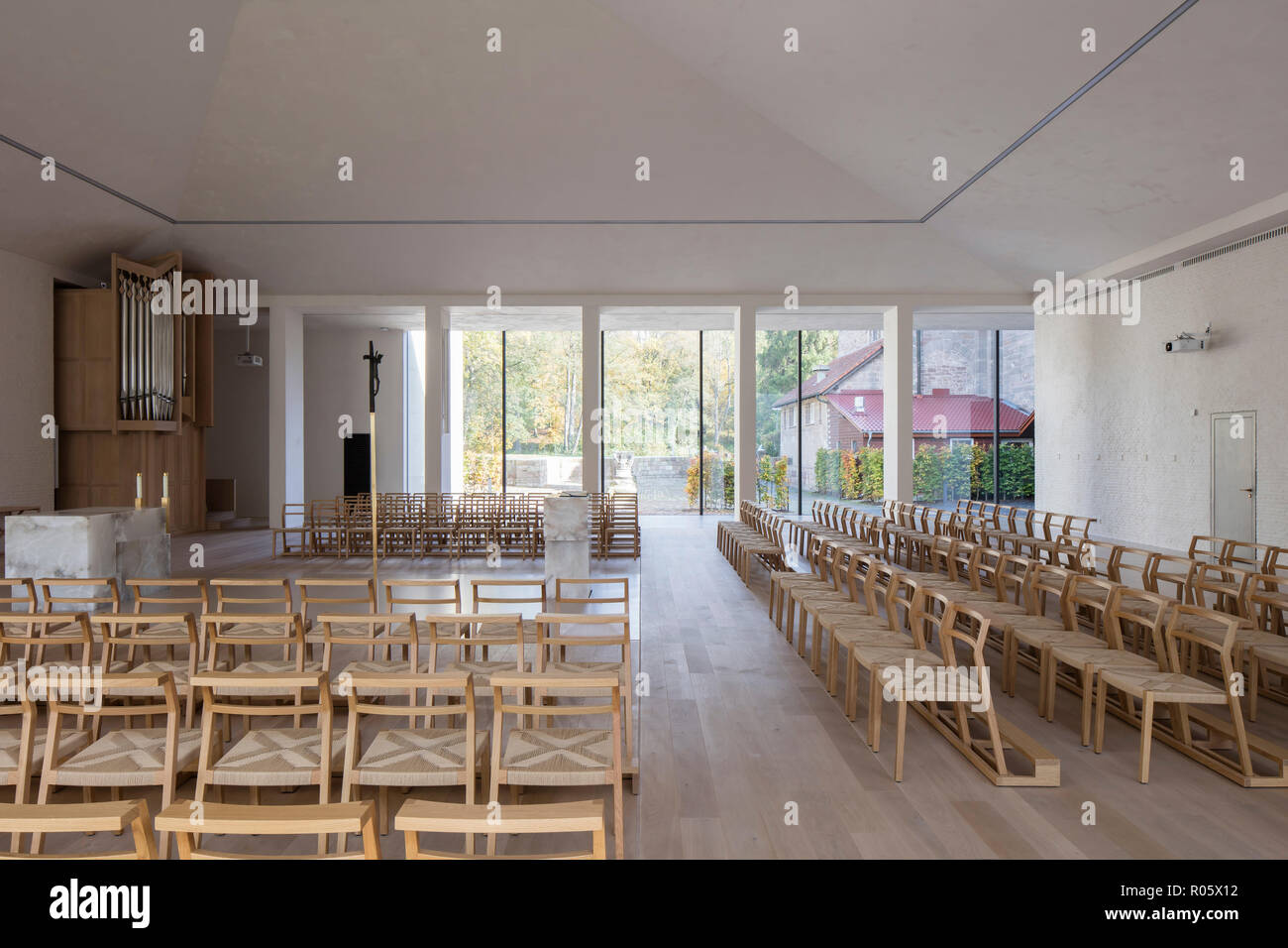 Nef moderne avec autel et coin. - Jugendkirche Hardehausen Hardehausen Église, Hardehausen, Allemagne. Architecte : schilling Architekten, 2017. Banque D'Images