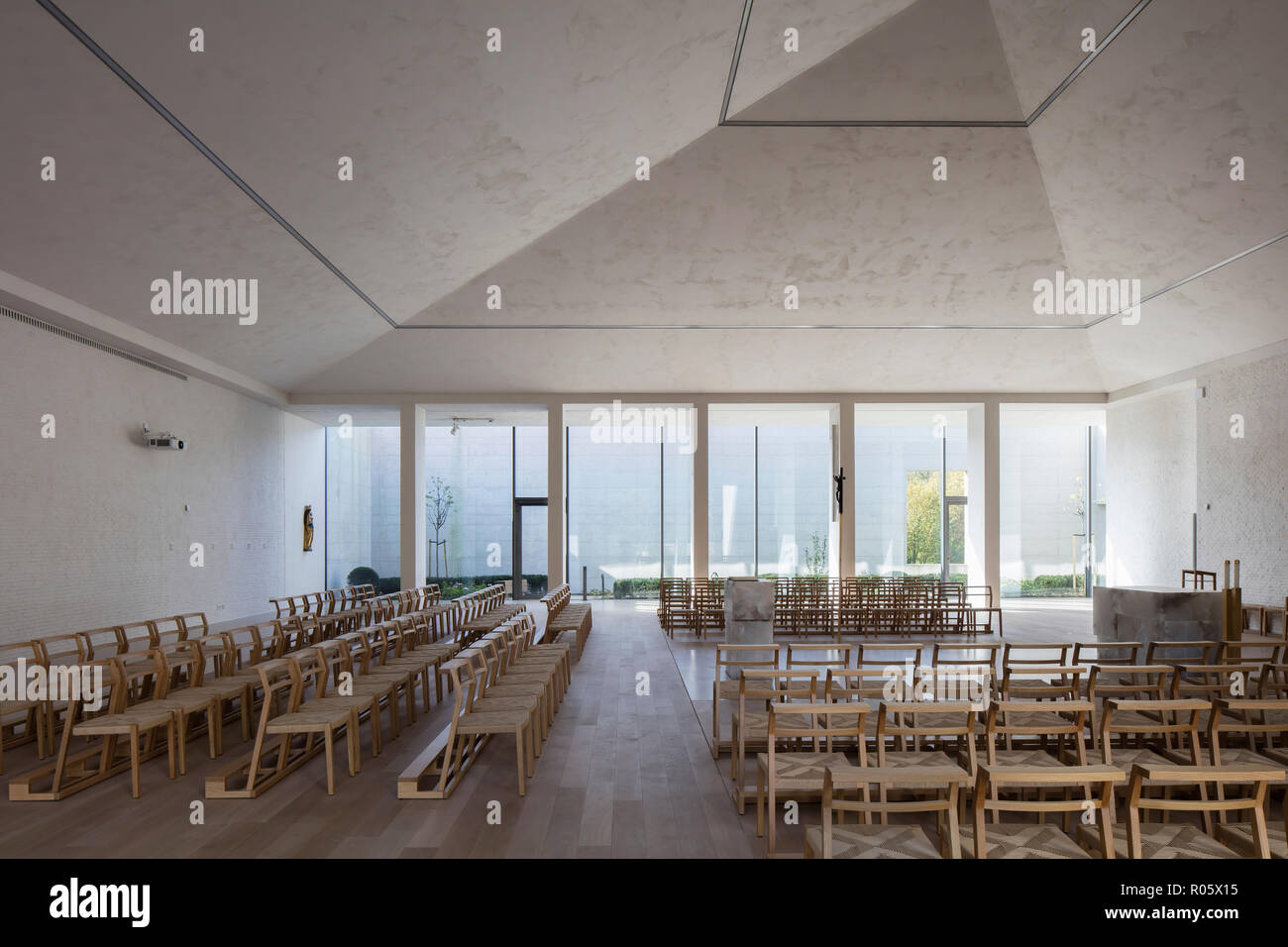 Nef moderne avec autel et coin. - Jugendkirche Hardehausen Hardehausen Église, Hardehausen, Allemagne. Architecte : schilling Architekten, 2017. Banque D'Images