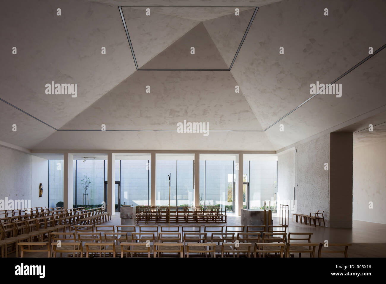 Nef moderne avec autel et coin. - Jugendkirche Hardehausen Hardehausen Église, Hardehausen, Allemagne. Architecte : schilling Architekten, 2017. Banque D'Images