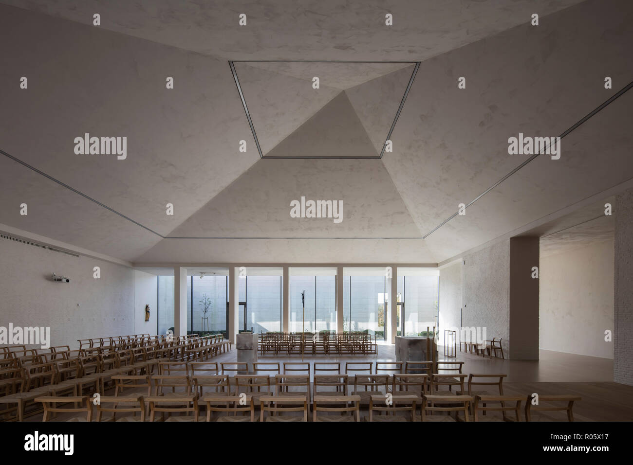 Nef moderne avec autel et coin. - Jugendkirche Hardehausen Hardehausen Église, Hardehausen, Allemagne. Architecte : schilling Architekten, 2017. Banque D'Images