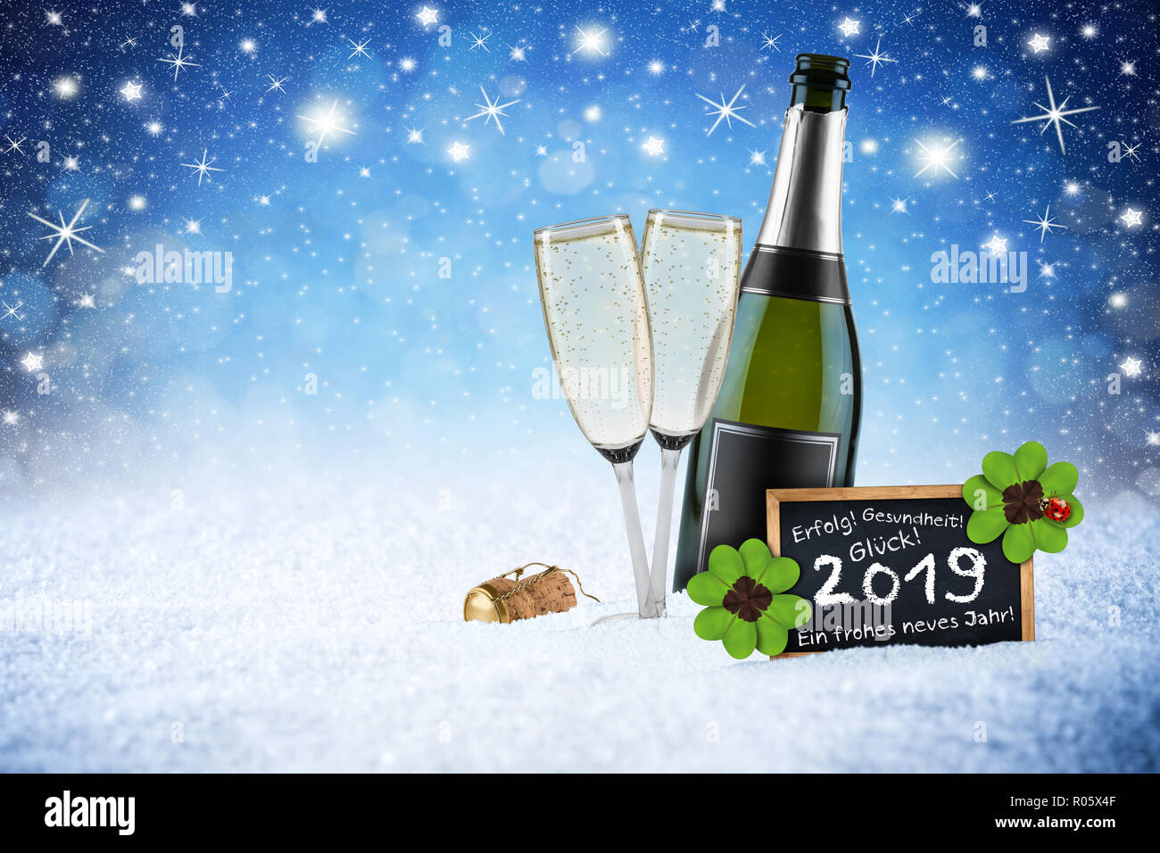 Bouteille de champagne avec des verres liège et tableau noir allemand ein  frohes neues Jahr salutation salutations 2019 (traduction en anglais :  Bonne année 2019 Photo Stock - Alamy