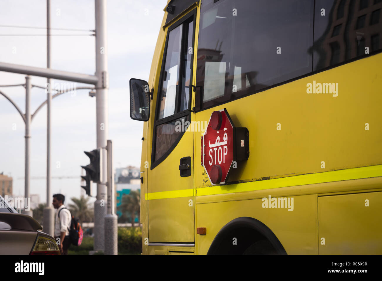 Panneau d'arrêt jointe à Abu Dhabi School Bus Banque D'Images