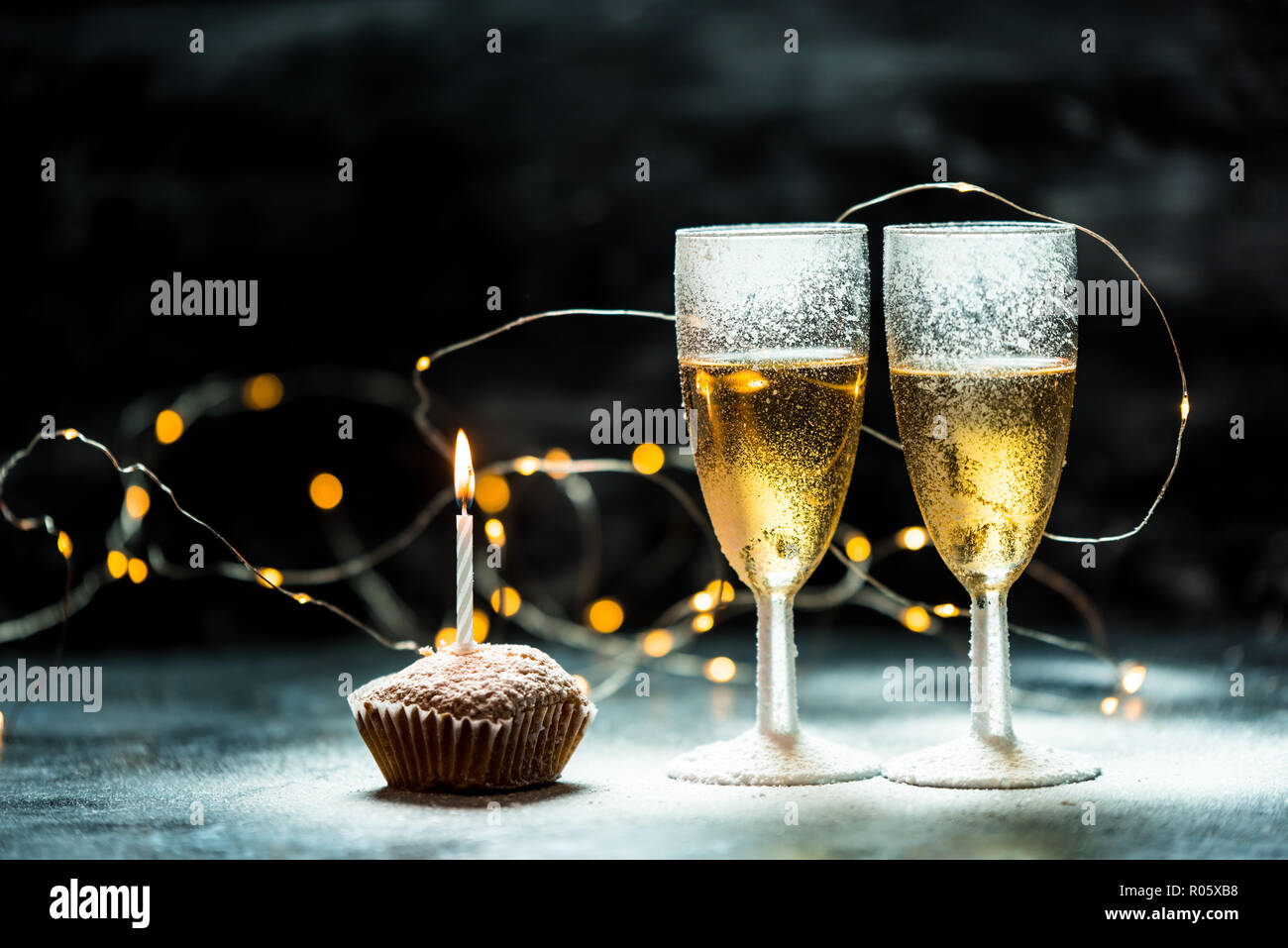 Cupcake Avec Bougie Et Champagne A L Arriere Plan D Hiver Photo Stock Alamy Cupcake Avec Bougie Et Champagne A L Arriere Plan D Hiver Photo Stock Alamy