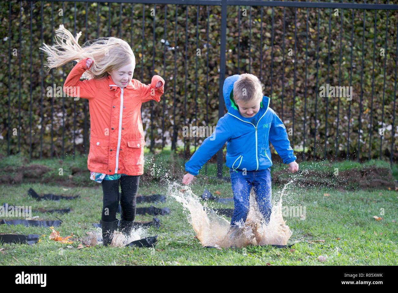 Photo datée du 23 octobre montre frère et soeur Henry (7) et (9) Lily se pratique dans les premières pour le monde championnats de saut flaque à Wicksteed Park à Kettering, Northants, qui se tiendra demain.(mercredi) Les concurrents ont été occupé par l'entraînement pour la sixième édition annuelle des Championnats du monde de saut flaque demain (mercredi). Les jeunes ont mis en pratique leurs projections, qui se préparent pour l'événement à Wicksteed Park à Kettering. Les organisateurs ont fait plus de flaques que jamais pour tenter de faire de cette année, le concours le plus grand et le meilleur à ce jour. Banque D'Images