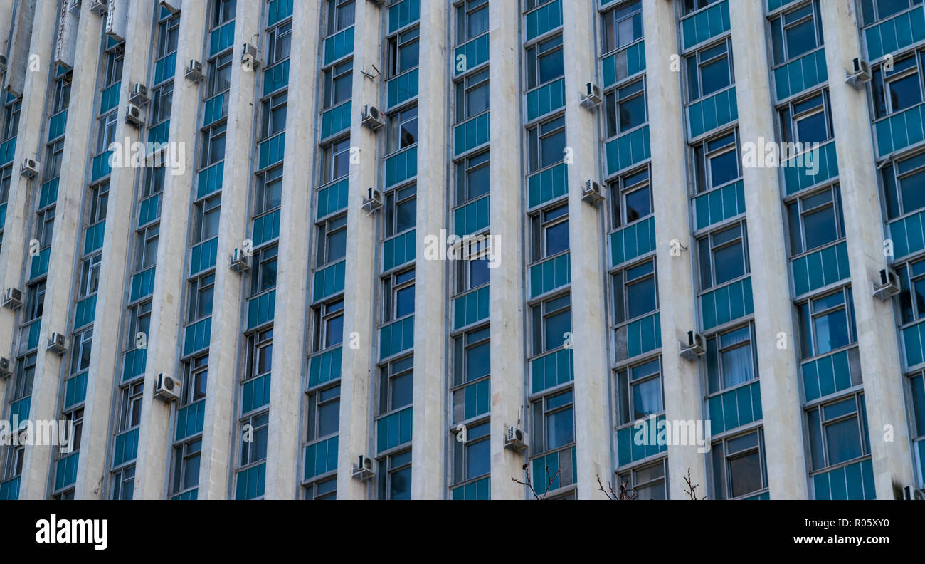 Des formes architecturales en bleu et blanc, avec des lignes simples et un aspect communiste. Banque D'Images