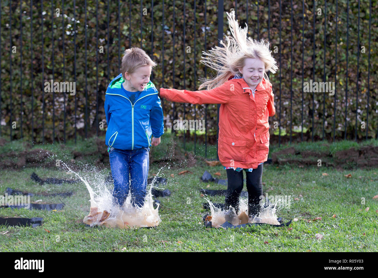 Photo datée du 23 octobre montre frère et soeur Henry (7) et (9) Lily se pratique dans les premières pour le monde championnats de saut flaque à Wicksteed Park à Kettering, Northants, qui se tiendra demain.(mercredi) Les concurrents ont été occupé par l'entraînement pour la sixième édition annuelle des Championnats du monde de saut flaque demain (mercredi). Les jeunes ont mis en pratique leurs projections, qui se préparent pour l'événement à Wicksteed Park à Kettering. Les organisateurs ont fait plus de flaques que jamais pour tenter de faire de cette année, le concours le plus grand et le meilleur à ce jour. Banque D'Images