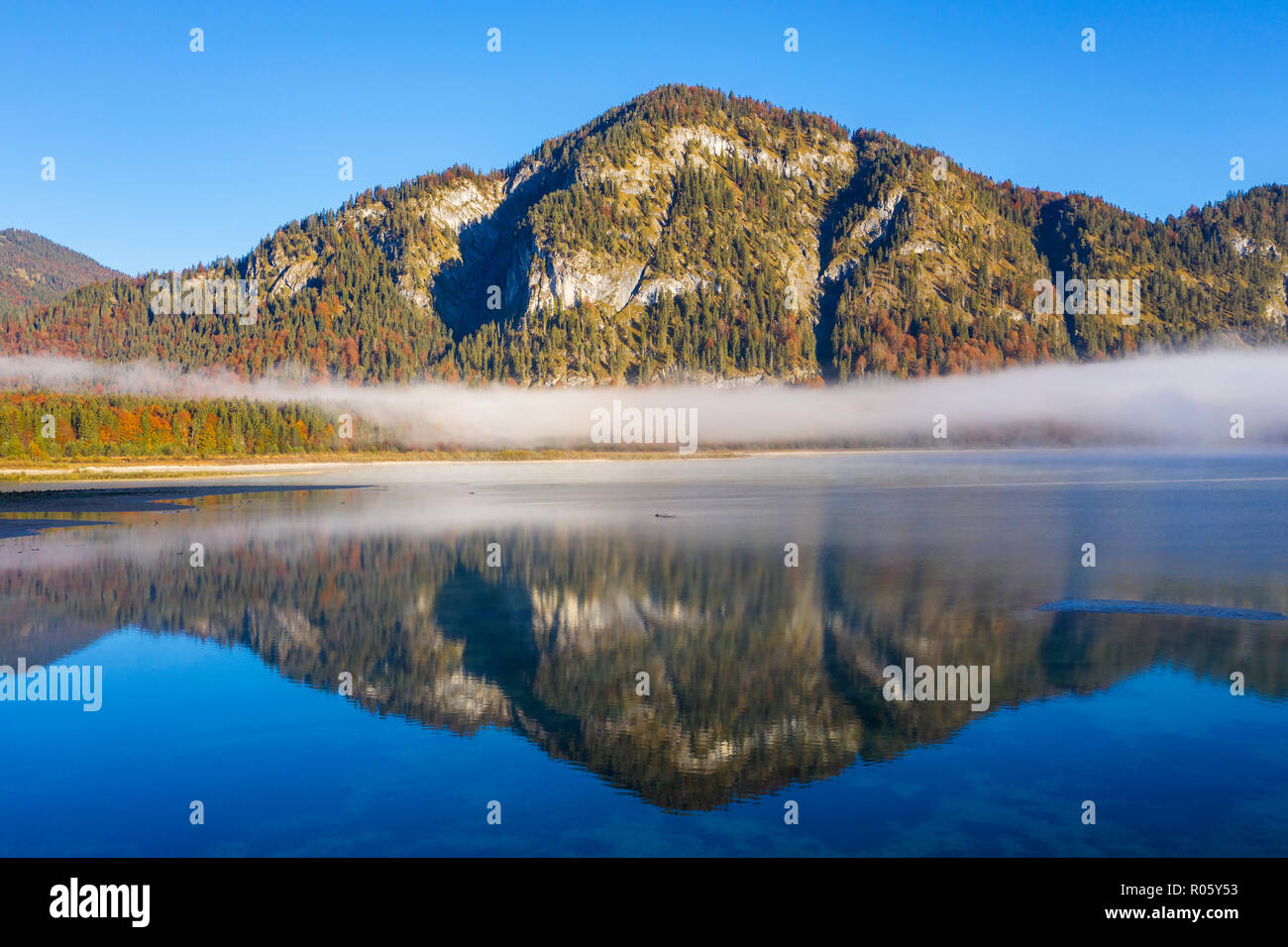Brouillard à Lake Sylvenstein, Barrage de Sylvenstein, drone de droit, Lenggries, Isarwinkel, Haute-Bavière, Bavière, Allemagne Banque D'Images