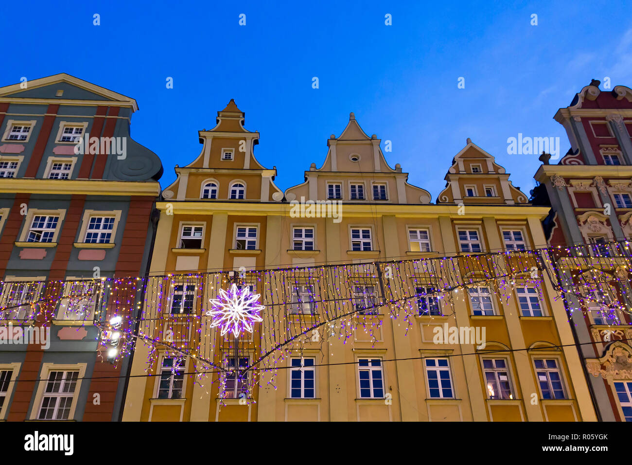 Belles maisons anciennes avec décorations de Noël sur la place centrale de Wroclaw, Pologne Banque D'Images