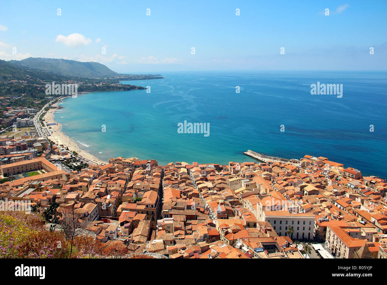 Vue aérienne de la vieille ville de Cefalù avec belle plage et mer Méditerranée, Sicile, Italie Banque D'Images