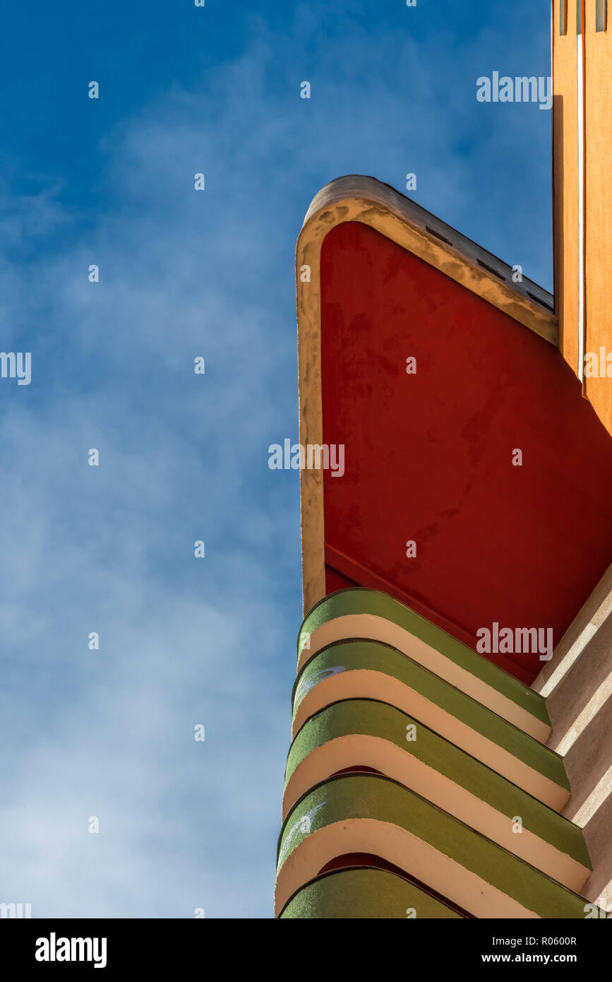 L'angle de l'immeuble dépasse dans le ciel nuageux ciel bleu Banque D'Images