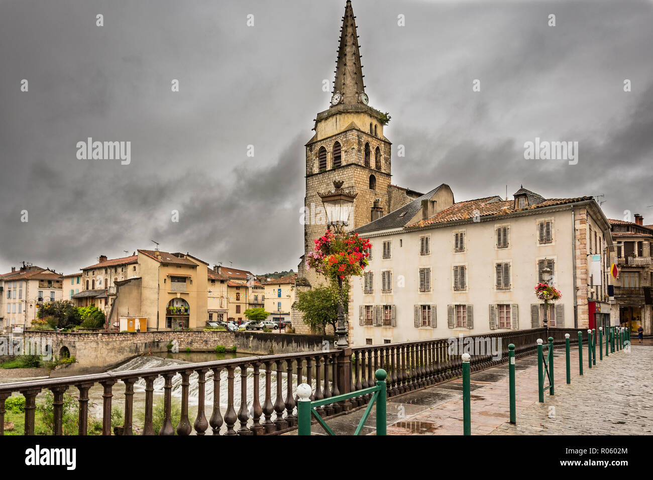 Vue sur l'église de l'ancien pont sur la rivière Salat dans le village Saint Girons. Ariege France Banque D'Images