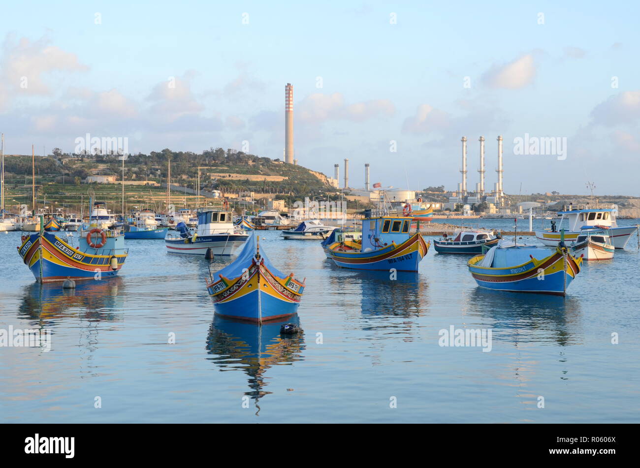 Bateaux de pêche colorés en Marsaxlokk, Malte Banque D'Images