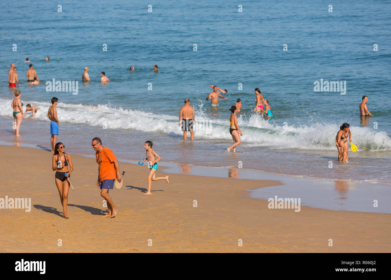 VILA DO BISPO, PORTUGAL - 21 août 2018 : les gens à la célèbre plage de Salema à Vila do Bispo. Cette plage fait partie d'un célèbre région touristique d'Alg Banque D'Images