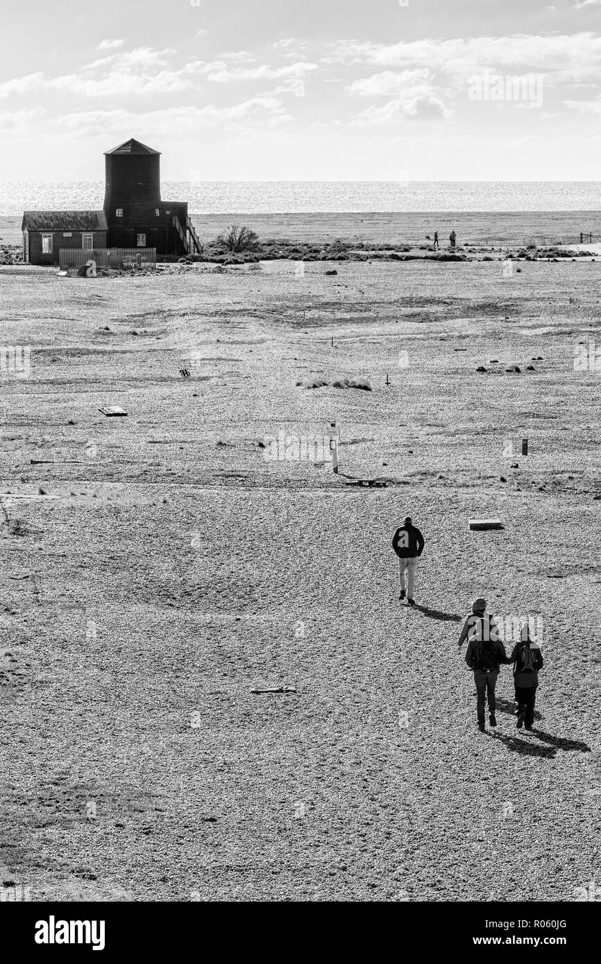 Les visiteurs de marcher à la balise noire sur Orford Ness, Suffolk, Angleterre. Banque D'Images