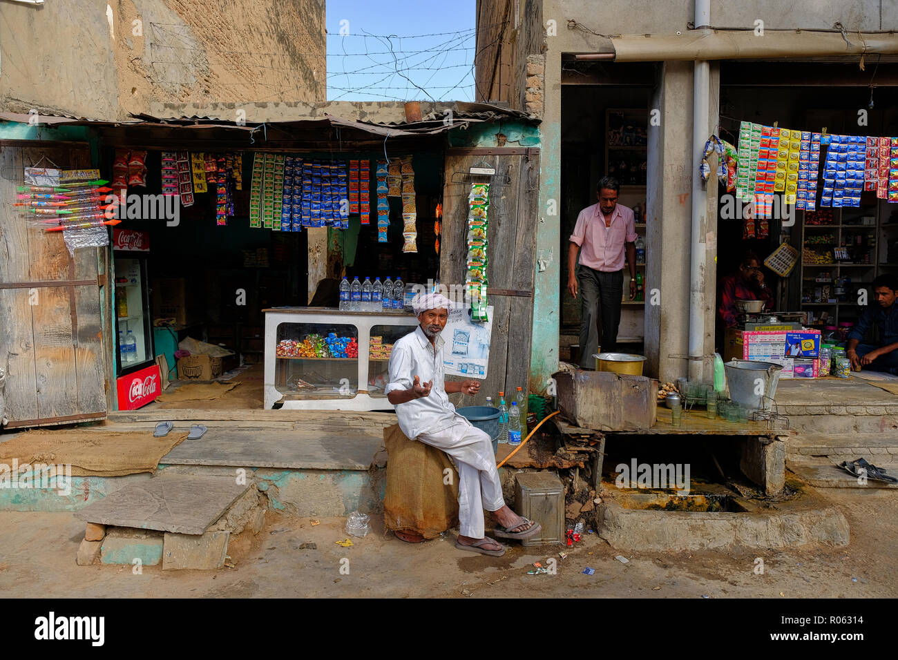 Les visages de l'un des Indiens et vendeur de rue le long de la rue de Manda, en Inde. Banque D'Images