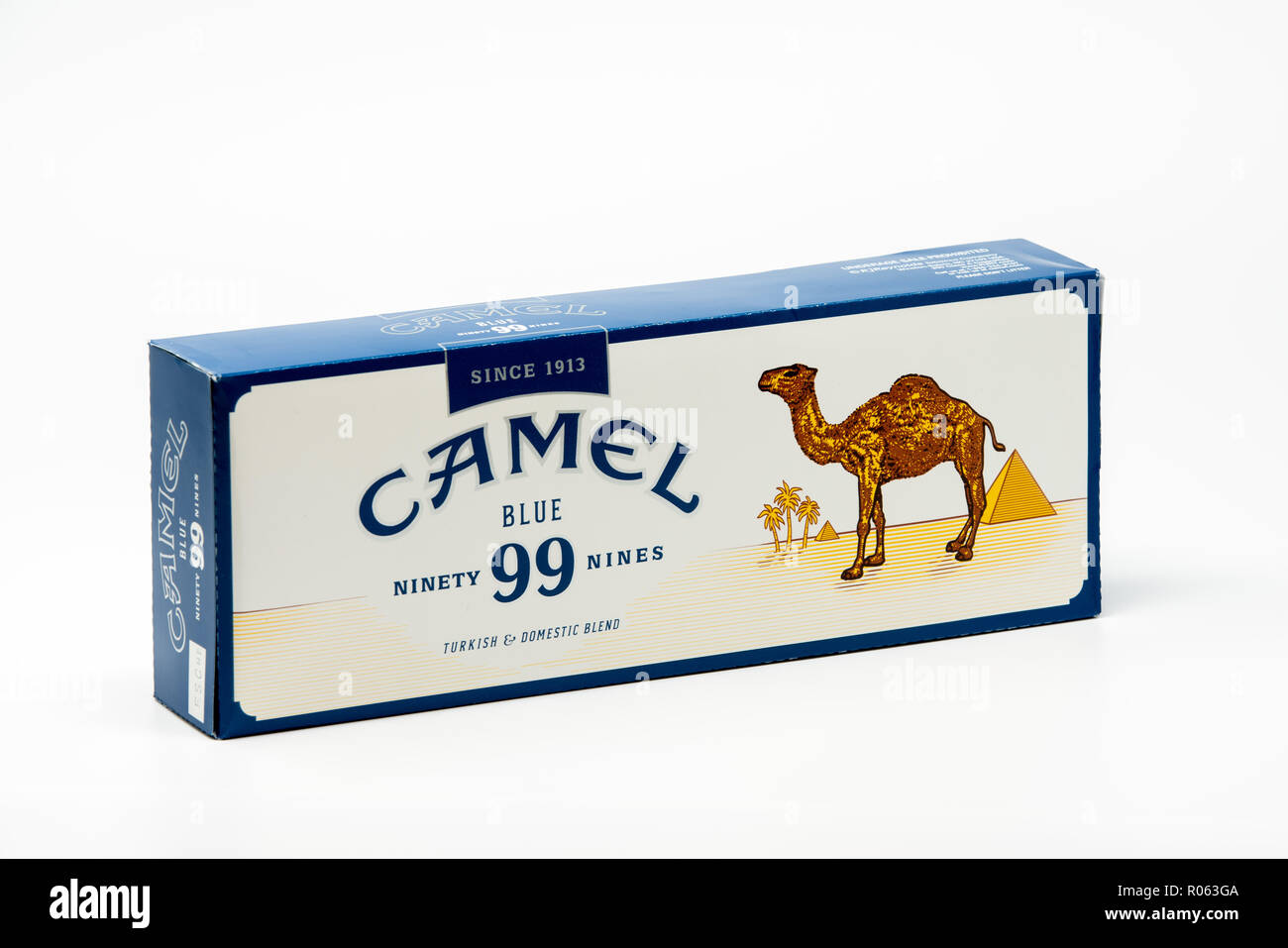 Portland, OR / USA - 13 octobre 2018 : blue Camel 99 cigarettes dans un carton, isolé sur fond blanc. Banque D'Images