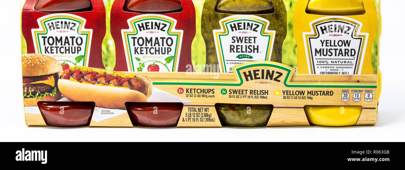 Portland, OR / USA - 13 octobre 2018 : la marque Heinz ketchup, moutarde et de la relish sucrée jaune dans les bouteilles en plastique, isolé sur fond blanc. Banque D'Images