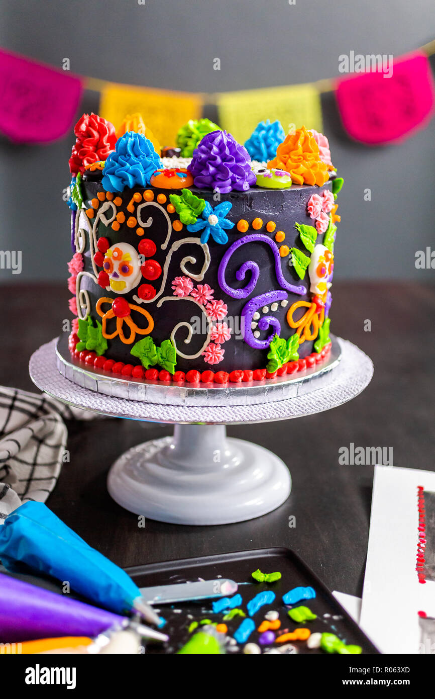 Dia De Los Muertos Gastronomique Gateau Decore Avec Du Glacage Buttercream Colores Et Cupcake Toppers Gommeux Photo Stock Alamy
