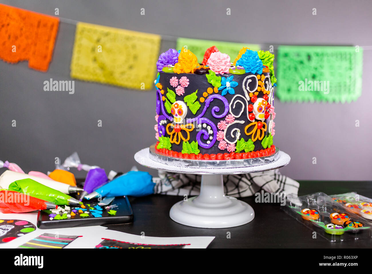 Dia De Los Muertos Gastronomique Gateau Decore Avec Du Glacage Buttercream Colores Et Cupcake Toppers Gommeux Photo Stock Alamy