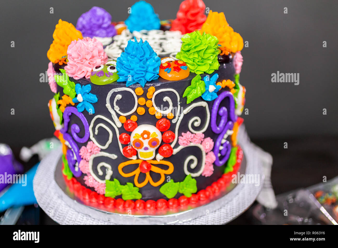 Dia De Los Muertos Gastronomique Gateau Decore Avec Du Glacage Buttercream Colores Et Cupcake Toppers Gommeux Photo Stock Alamy